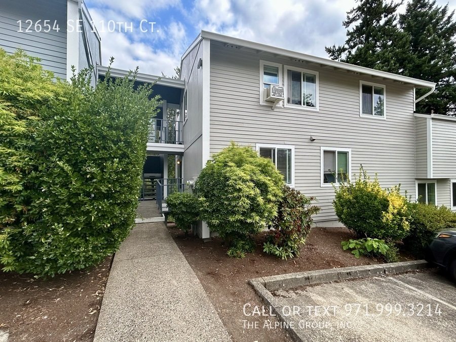 🌿 Top-Floor Retreat with Treetop Views in Clackamas - HALF OFF FIRST MONTH property image