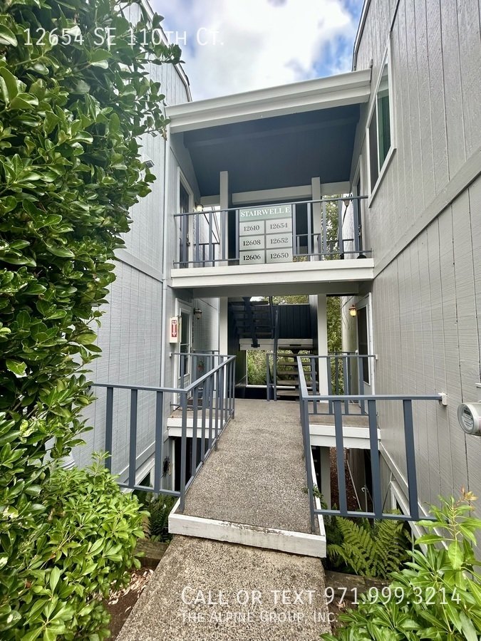 🌿 Top-Floor Retreat with Treetop Views in Clackamas - HALF OFF FIRST MONTH property image