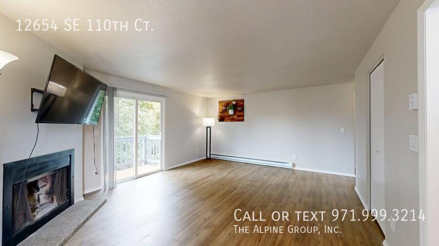 🌿 Top-Floor Retreat with Treetop Views in Clackamas - HALF OFF FIRST MONTH property image