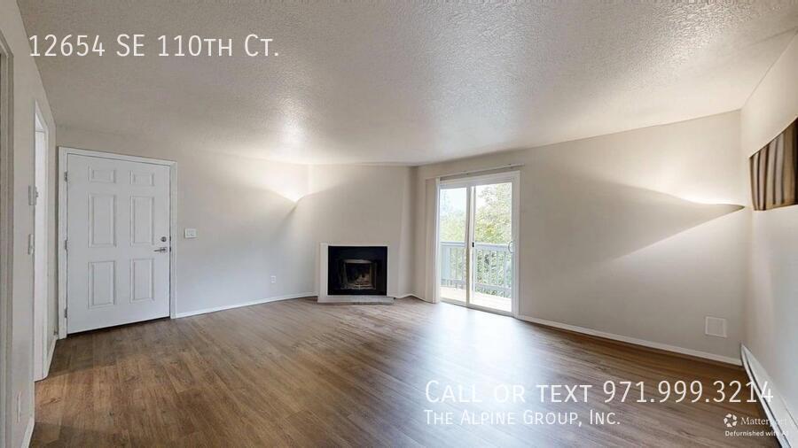 🌿 Top-Floor Retreat with Treetop Views in Clackamas - HALF OFF FIRST MONTH property image