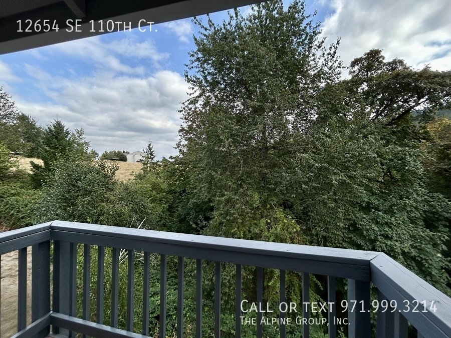 🌿 Top-Floor Retreat with Treetop Views in Clackamas - HALF OFF FIRST MONTH property image