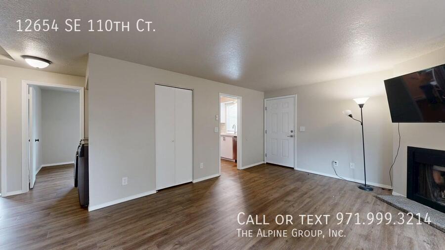 🌿 Top-Floor Retreat with Treetop Views in Clackamas - HALF OFF FIRST MONTH property image