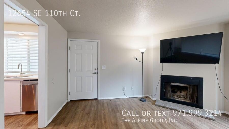 🌿 Top-Floor Retreat with Treetop Views in Clackamas - HALF OFF FIRST MONTH property image