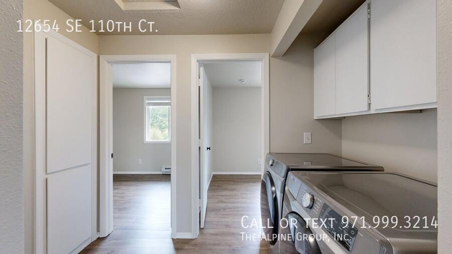 🌿 Top-Floor Retreat with Treetop Views in Clackamas - HALF OFF FIRST MONTH property image