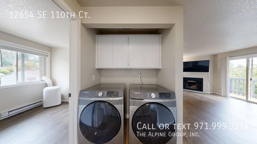 🌿 Top-Floor Retreat with Treetop Views in Clackamas - HALF OFF FIRST MONTH property image