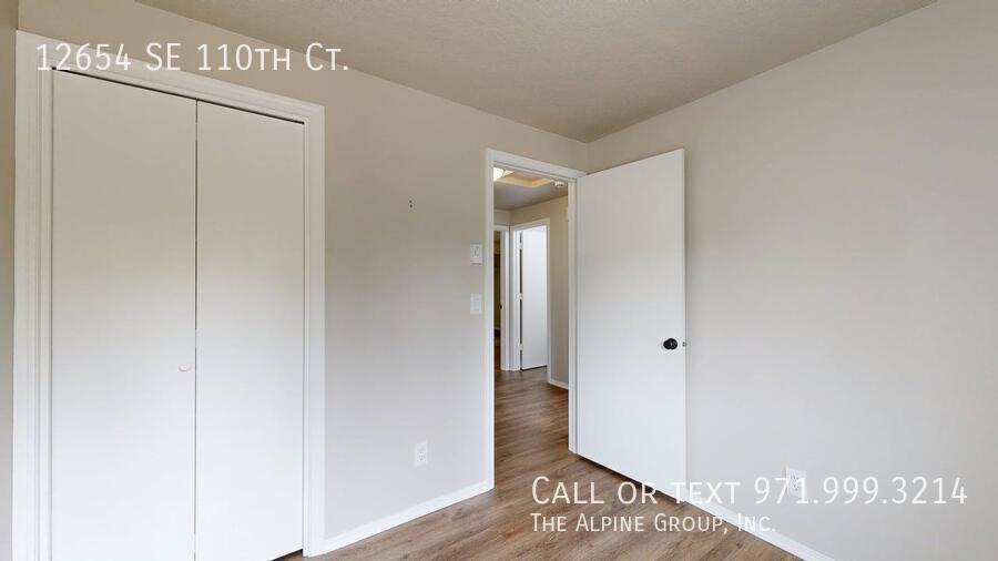 🌿 Top-Floor Retreat with Treetop Views in Clackamas - HALF OFF FIRST MONTH property image