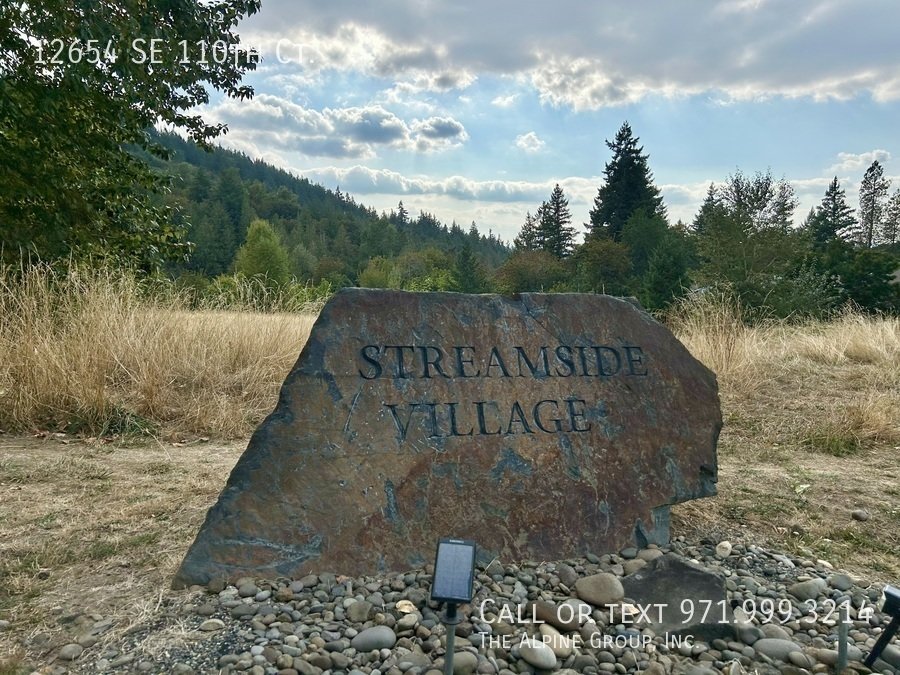 🌿 Top-Floor Retreat with Treetop Views in Clackamas - HALF OFF FIRST MONTH property image