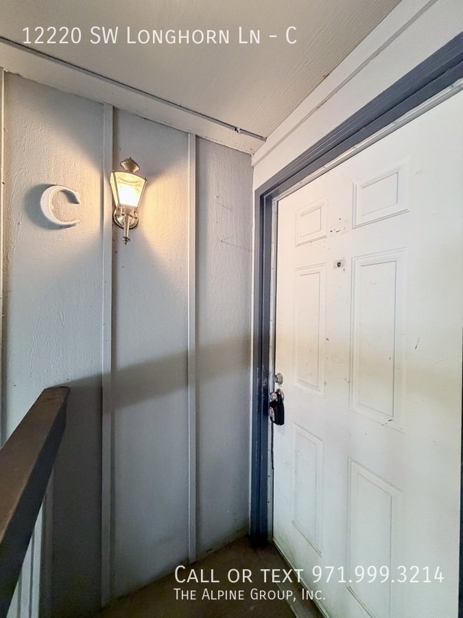 🪴 Stylish 2BR Retreat – Covered Deck & Private Oasis property image