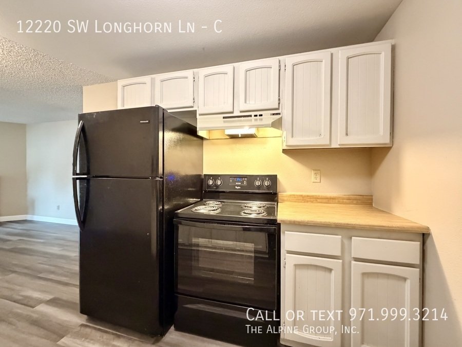 🪴 Stylish 2BR Retreat – Covered Deck & Private Oasis property image