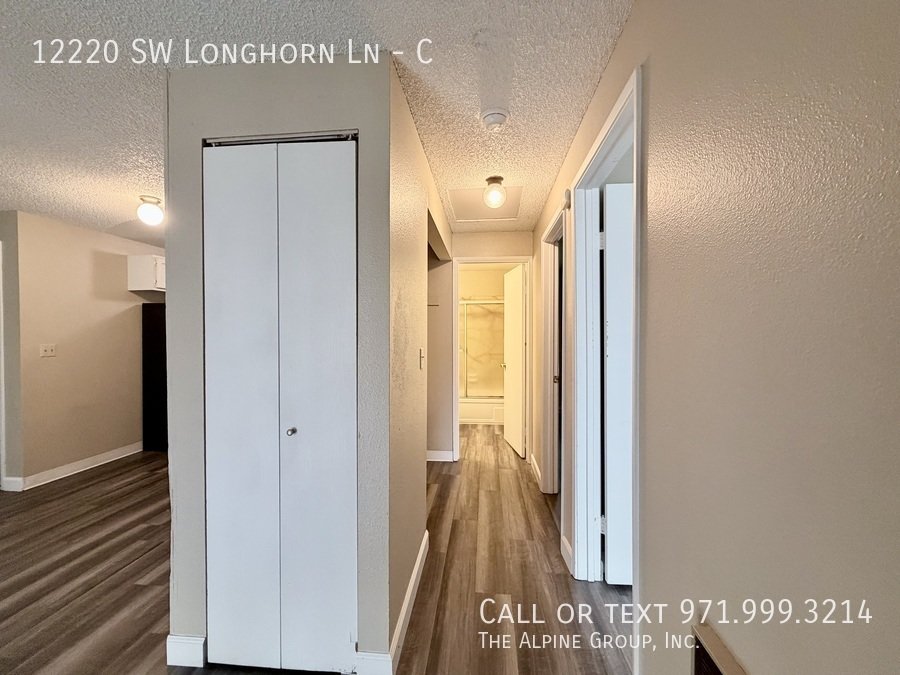 🪴 Stylish 2BR Retreat – Covered Deck & Private Oasis property image