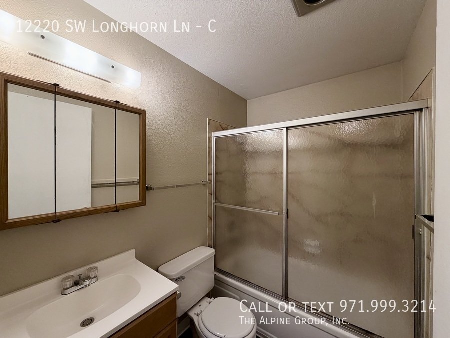 🪴 Stylish 2BR Retreat – Covered Deck & Private Oasis property image