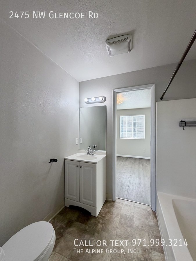 🧺 Charming 2BR Hillsboro Home with Laundry & Patio! property image