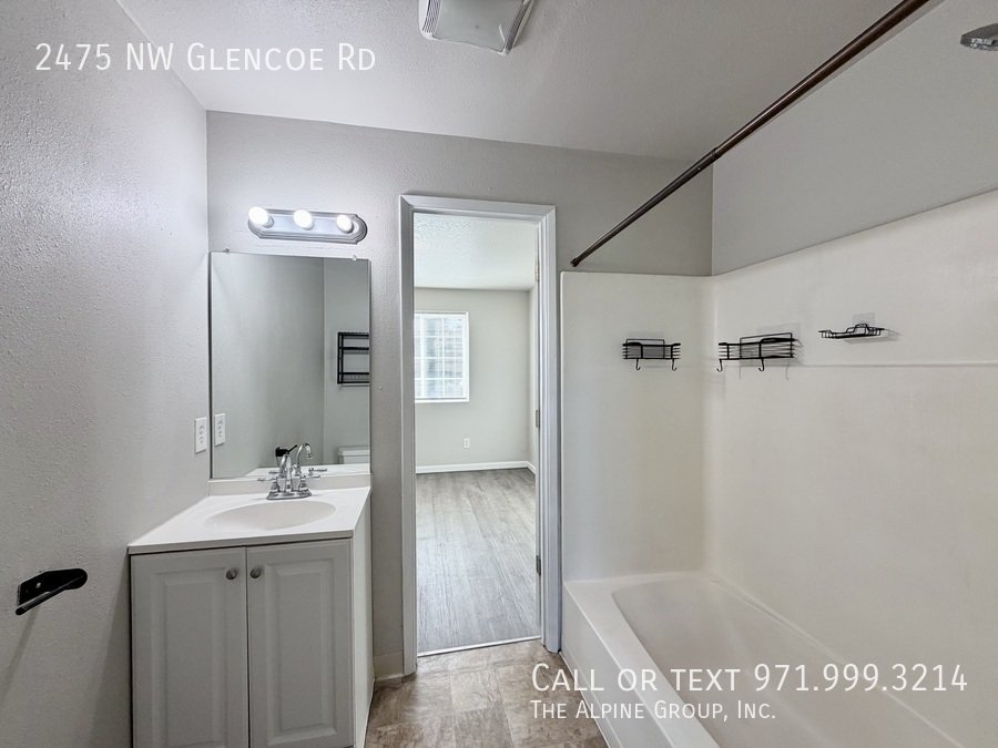 🧺 Charming 2BR Hillsboro Home with Laundry & Patio! property image