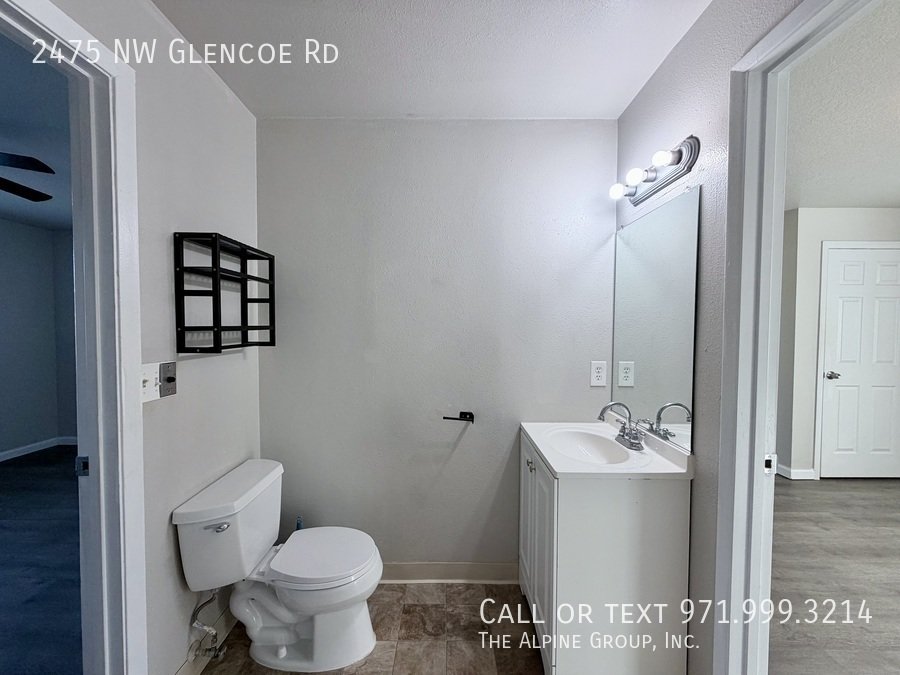 🧺 Charming 2BR Hillsboro Home with Laundry & Patio! property image