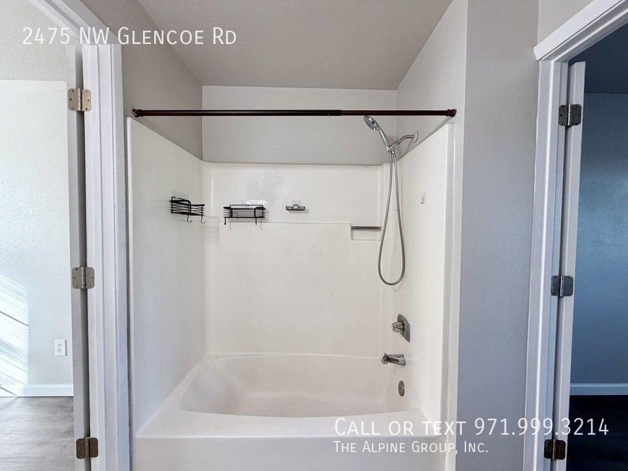 🧺 Charming 2BR Hillsboro Home with Laundry & Patio! property image