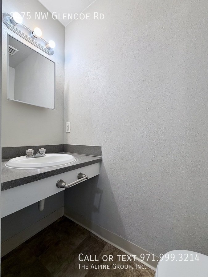 🧺 Charming 2BR Hillsboro Home with Laundry & Patio! property image