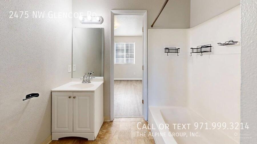 🧺 Charming 2BR Hillsboro Home with Laundry & Patio! property image