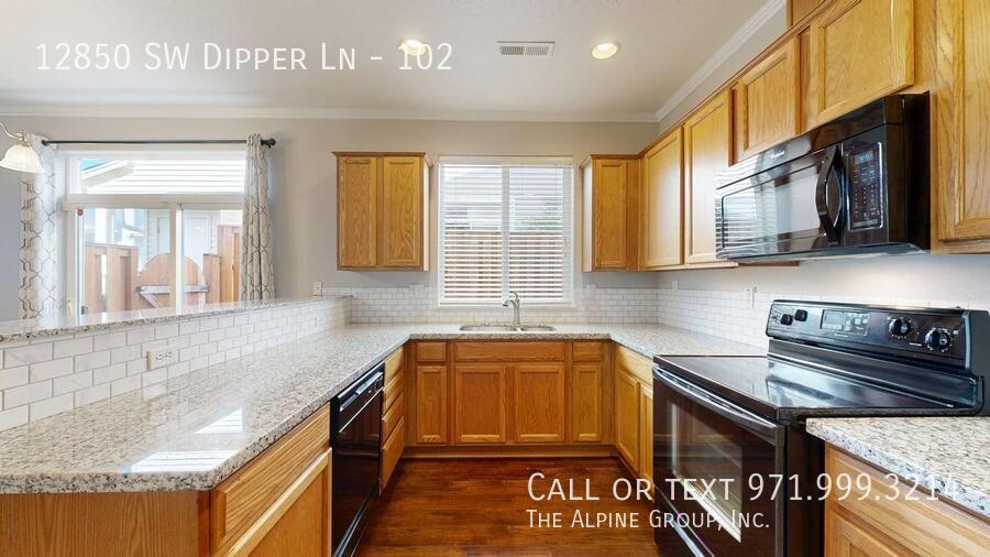 💫HALF-OFF Your First Month! Move-In Ready Townhome with Walkable Amenities! property image