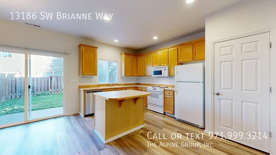 🏠 Cozy 3-Bed with Open Floor Plan & Fenced Yard property image