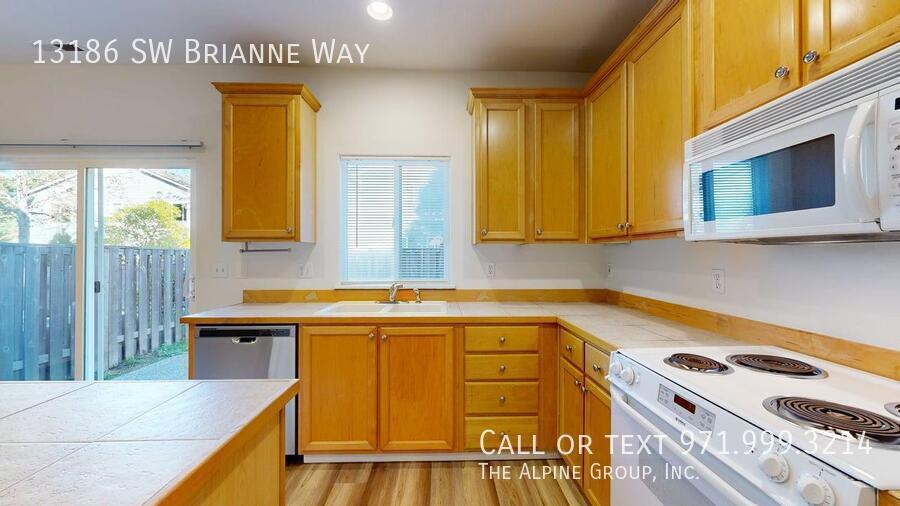 🏠 Cozy 3-Bed with Open Floor Plan & Fenced Yard property image