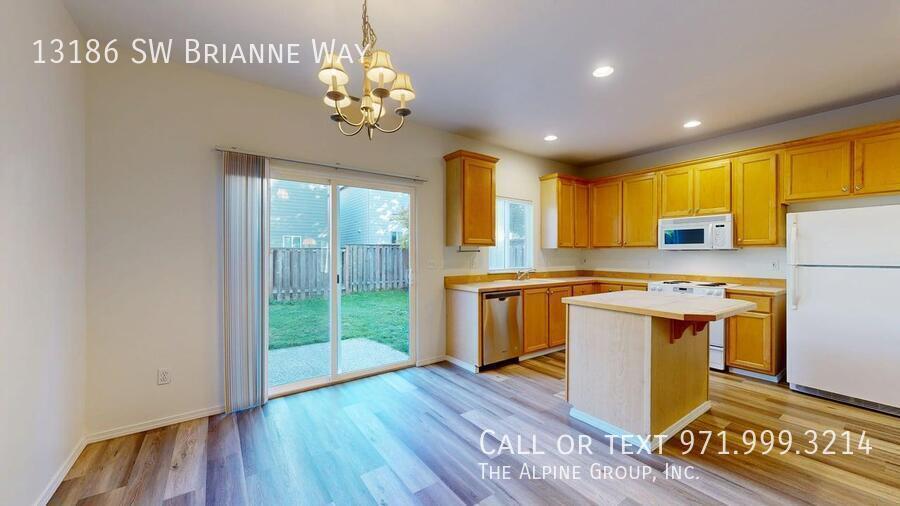 🏠 Cozy 3-Bed with Open Floor Plan & Fenced Yard property image