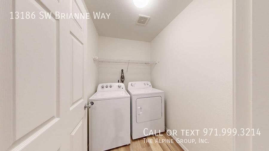 🏠 Cozy 3-Bed with Open Floor Plan & Fenced Yard property image