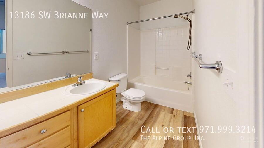 🏠 Cozy 3-Bed with Open Floor Plan & Fenced Yard property image