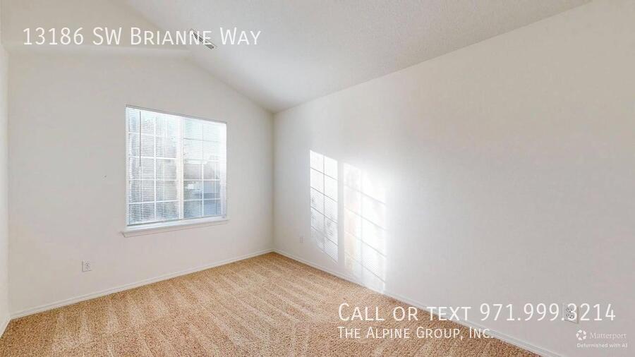 🏠 Cozy 3-Bed with Open Floor Plan & Fenced Yard property image