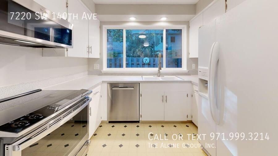 🌸 Beautiful Atrium Entry + Bright Open Layout! property image