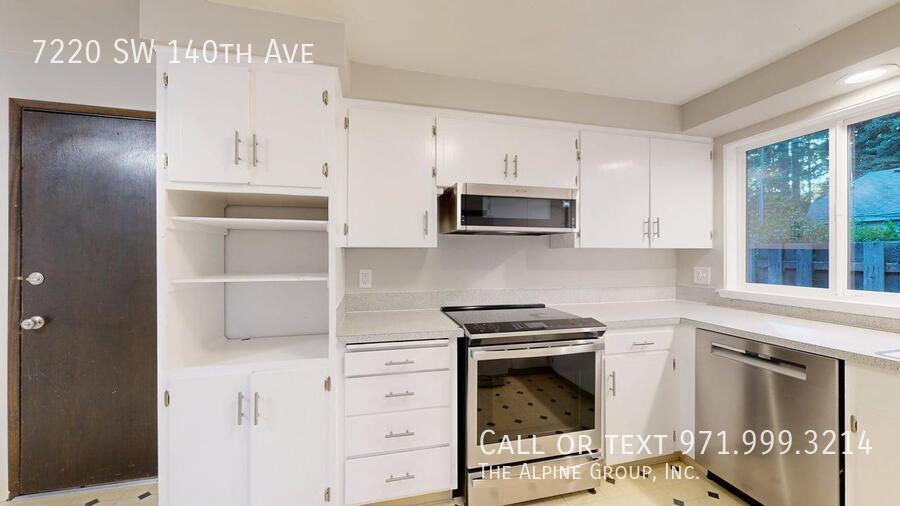 🌸 Beautiful Atrium Entry + Bright Open Layout! property image