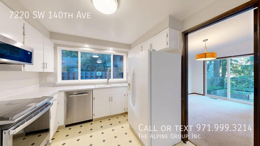 🌸 Beautiful Atrium Entry + Bright Open Layout! property image