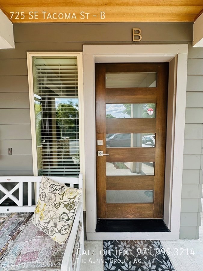 HALF OFF YOUR FIRST MONTH - Sleek Sellwood Duplex with Natural Charm property image