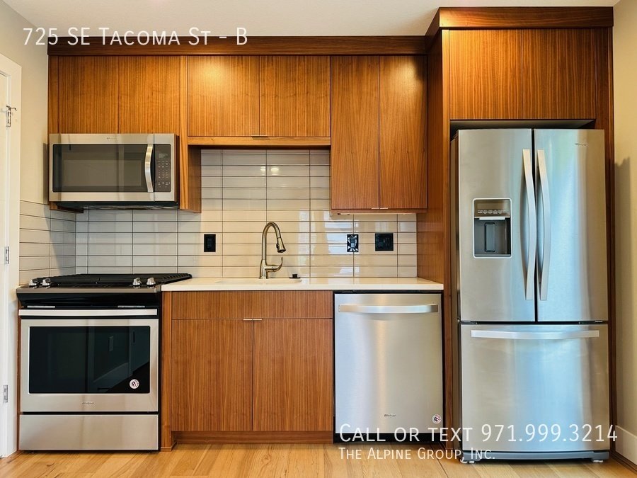HALF OFF YOUR FIRST MONTH - Sleek Sellwood Duplex with Natural Charm property image
