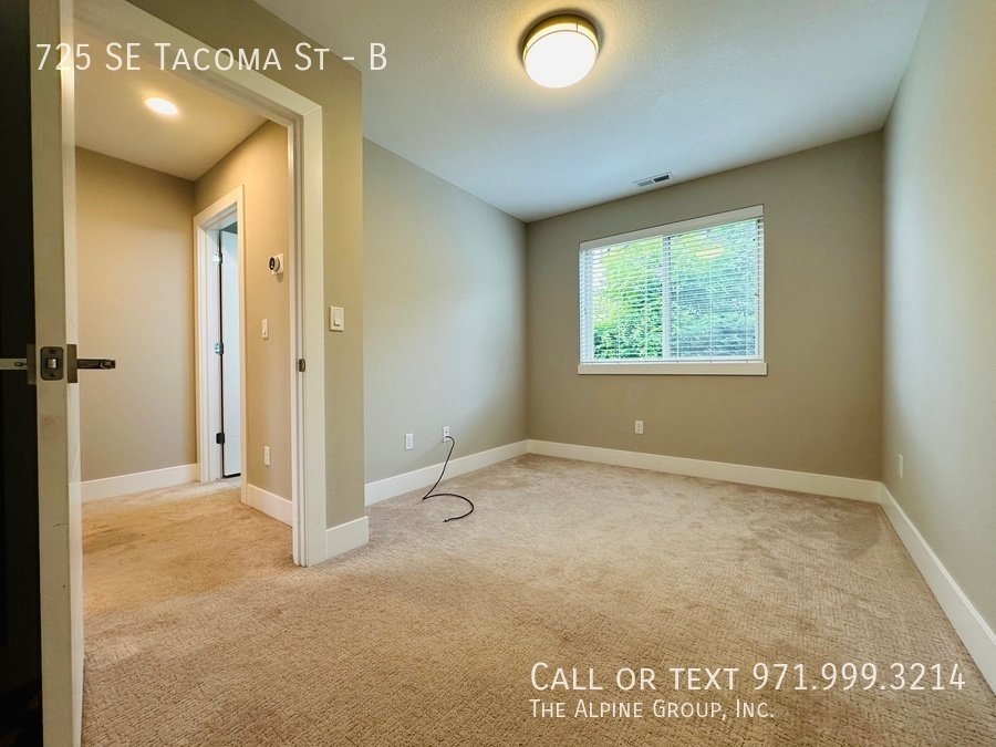 HALF OFF YOUR FIRST MONTH - Sleek Sellwood Duplex with Natural Charm property image