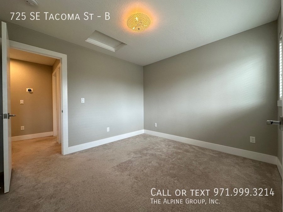 HALF OFF YOUR FIRST MONTH - Sleek Sellwood Duplex with Natural Charm property image