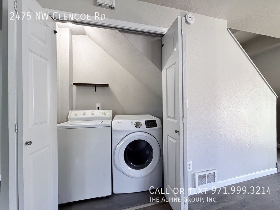 🧺$900 Credit! Charming 2BR Hillsboro Home with Laundry & Patio! property image