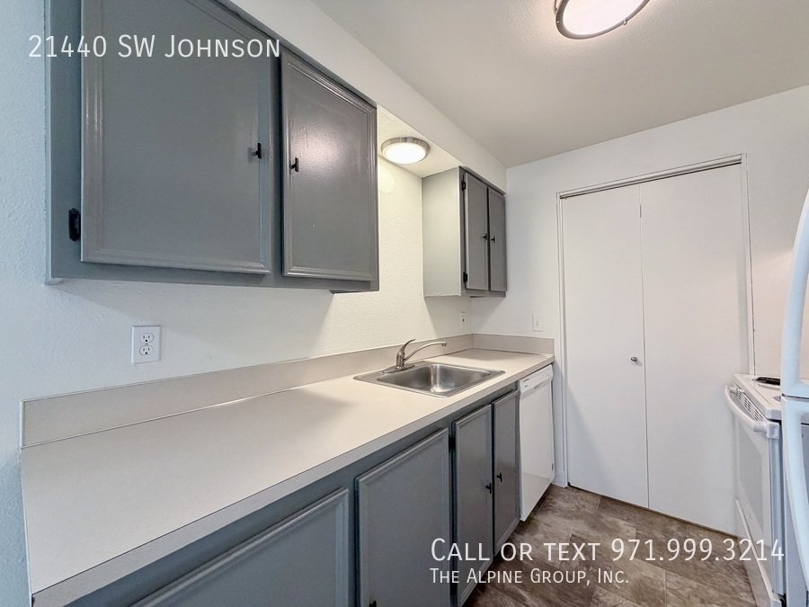 🌙 Peaceful 3BR w/ Window Seat & Fenced Yard! property image