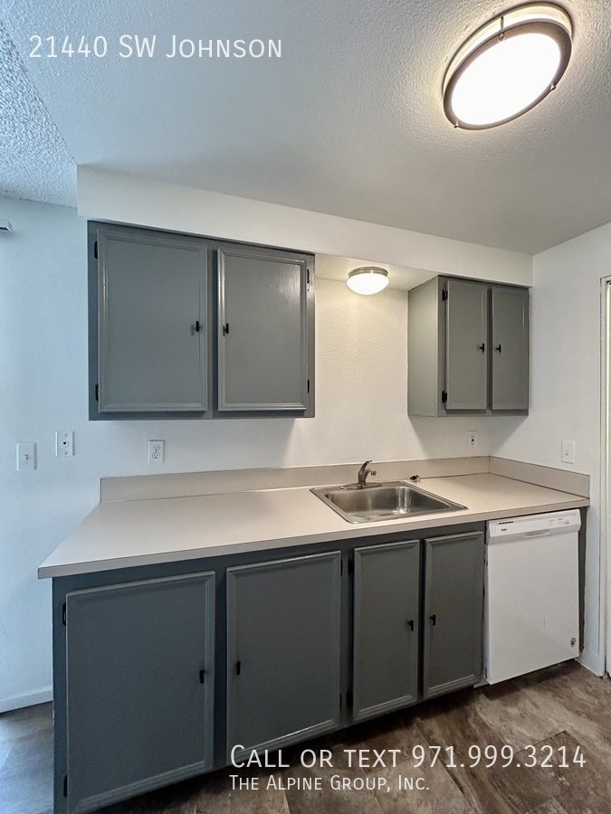 🌙 Peaceful 3BR w/ Window Seat & Fenced Yard! property image