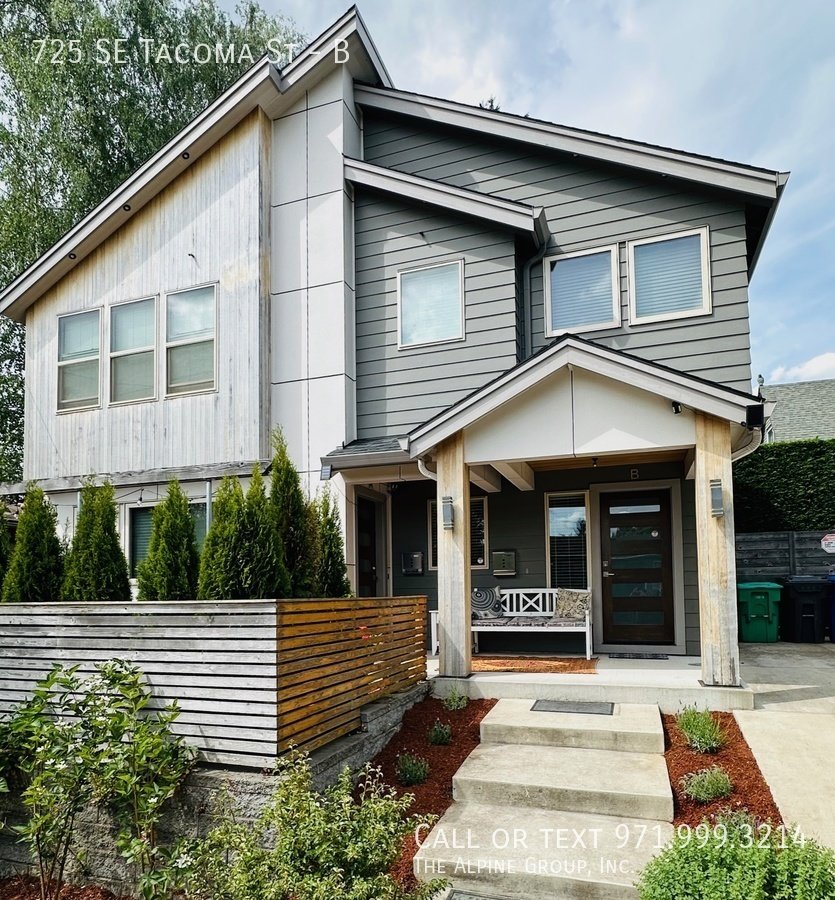 1/2 OFF YOUR FIRST MONTH APPLY 12/1 - Sleek Sellwood Duplex with Natural Charm property image