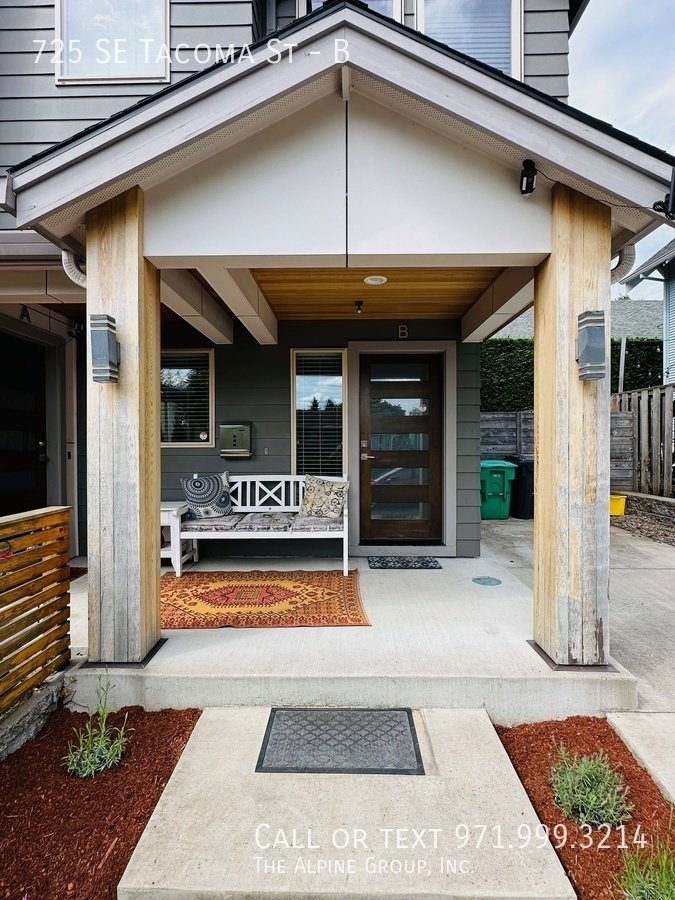 1/2 OFF YOUR FIRST MONTH APPLY 12/1 - Sleek Sellwood Duplex with Natural Charm property image