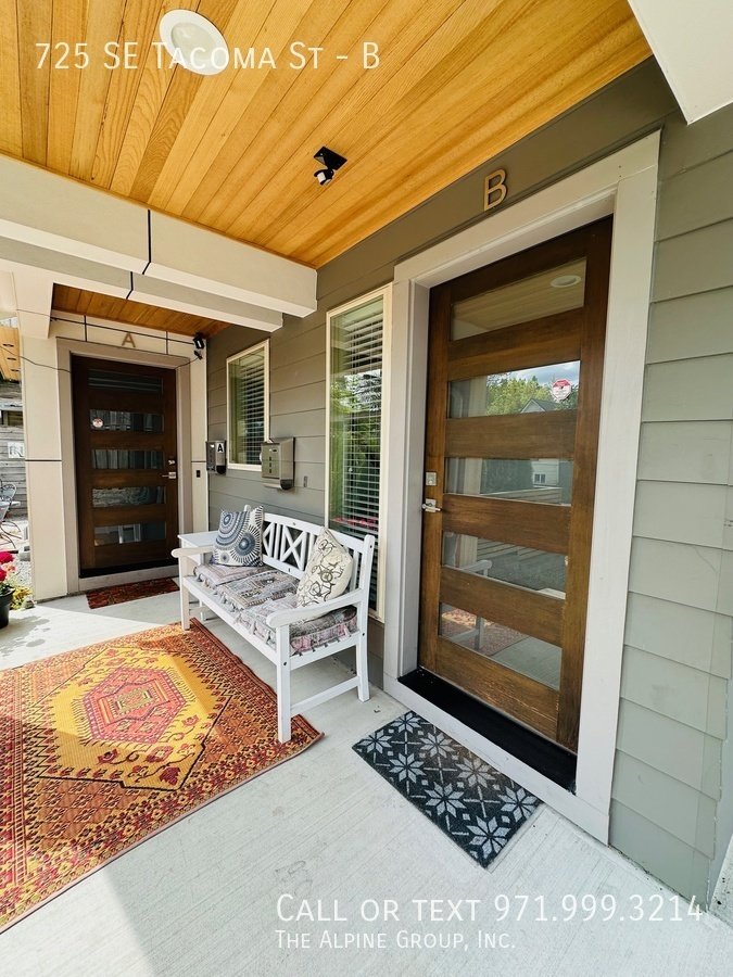 1/2 OFF YOUR FIRST MONTH APPLY 12/1 - Sleek Sellwood Duplex with Natural Charm property image