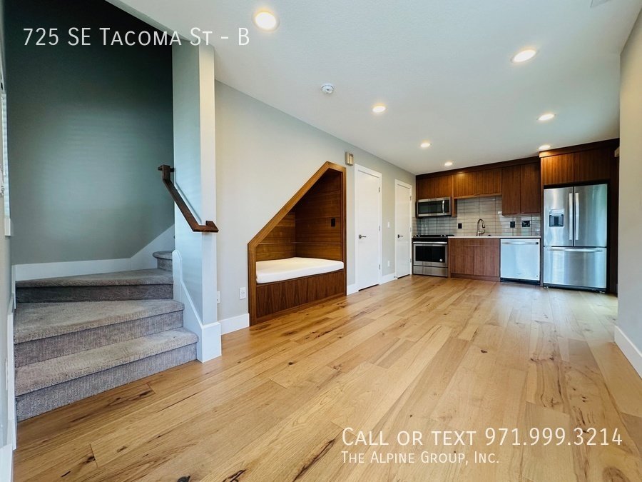 1/2 OFF YOUR FIRST MONTH APPLY 12/1 - Sleek Sellwood Duplex with Natural Charm property image