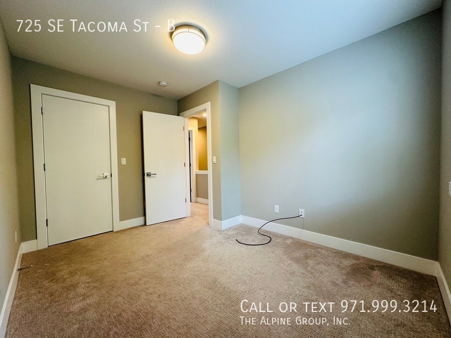1/2 OFF YOUR FIRST MONTH APPLY 12/1 - Sleek Sellwood Duplex with Natural Charm property image