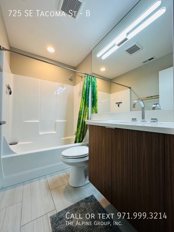 1/2 OFF YOUR FIRST MONTH APPLY 12/1 - Sleek Sellwood Duplex with Natural Charm property image