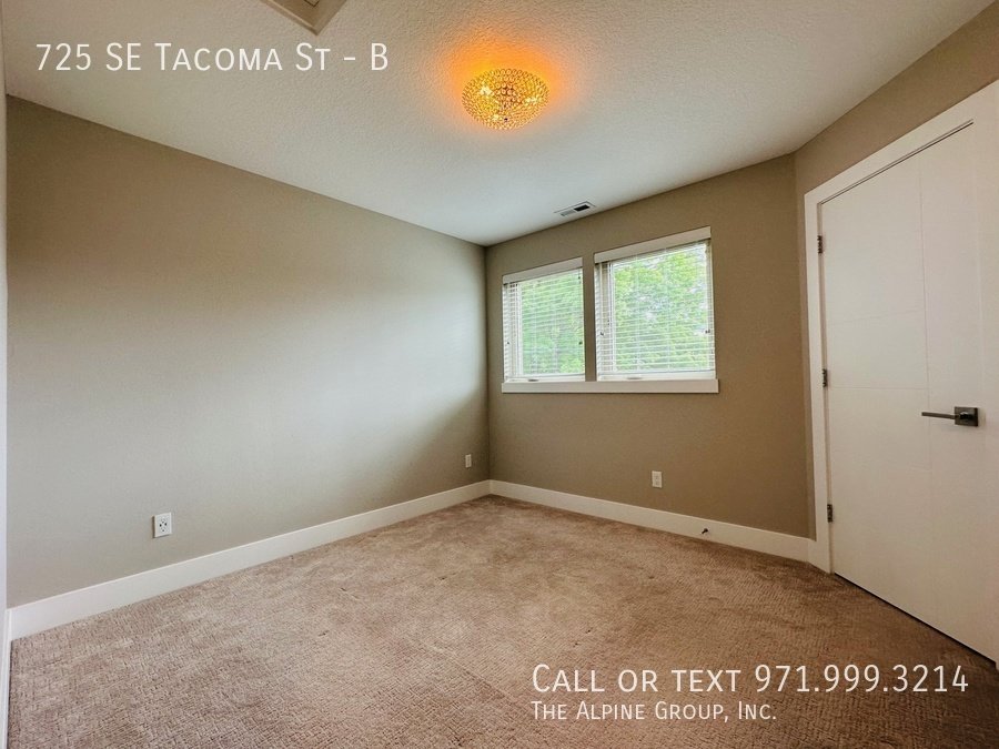 1/2 OFF YOUR FIRST MONTH APPLY 12/1 - Sleek Sellwood Duplex with Natural Charm property image