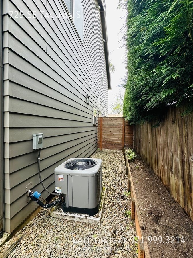 1/2 OFF YOUR FIRST MONTH APPLY 12/1 - Sleek Sellwood Duplex with Natural Charm property image