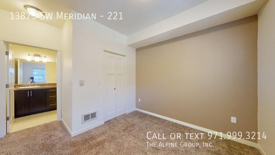 🌆Luxury Living Near Nike – A/C, Pool & More! property image