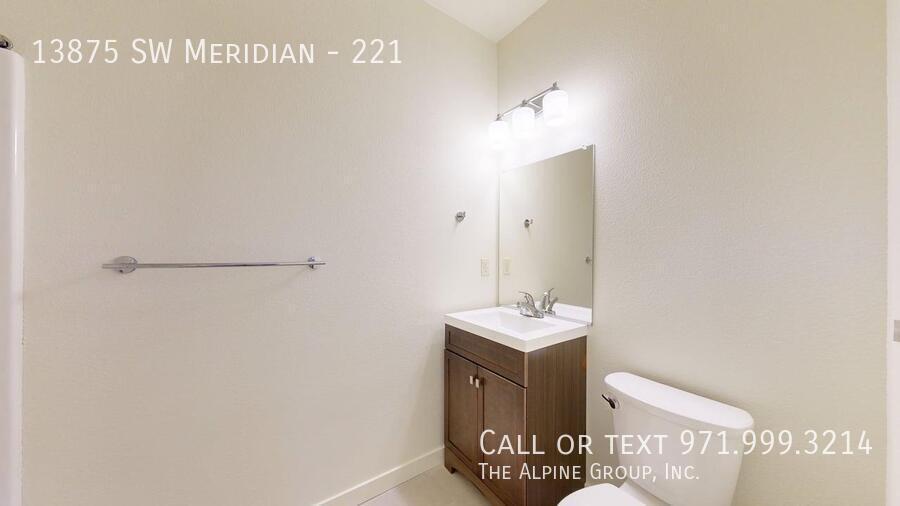 🌆Luxury Living Near Nike – A/C, Pool & More! property image