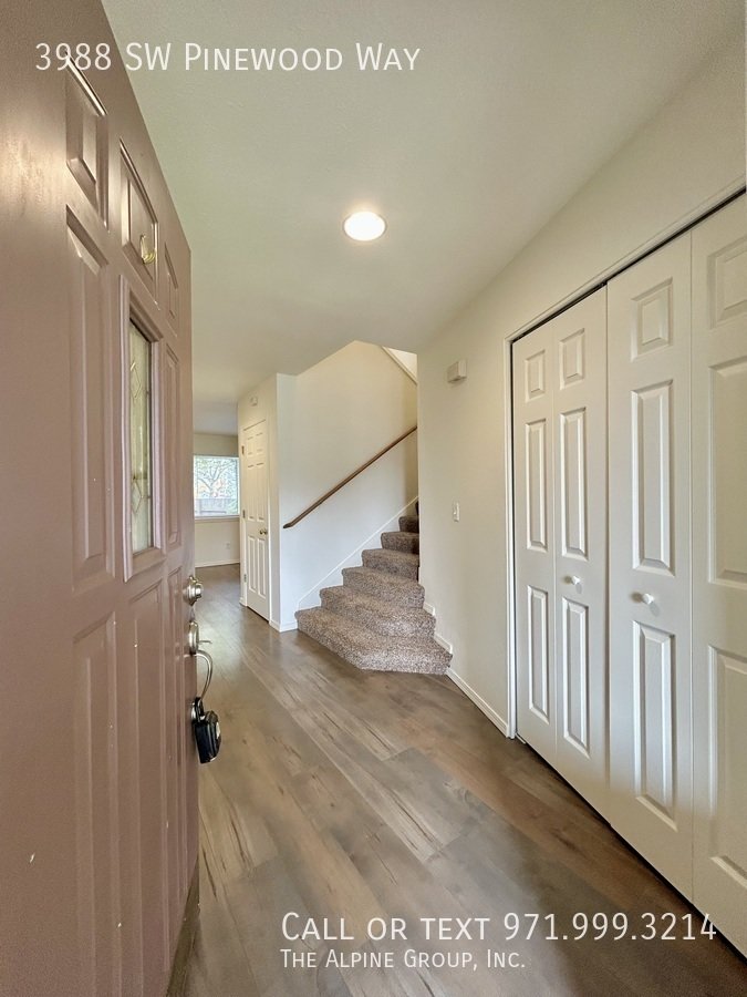 🔥3-Bedroom Gem — Hardwood Floors, Fireplace & Garage! property image