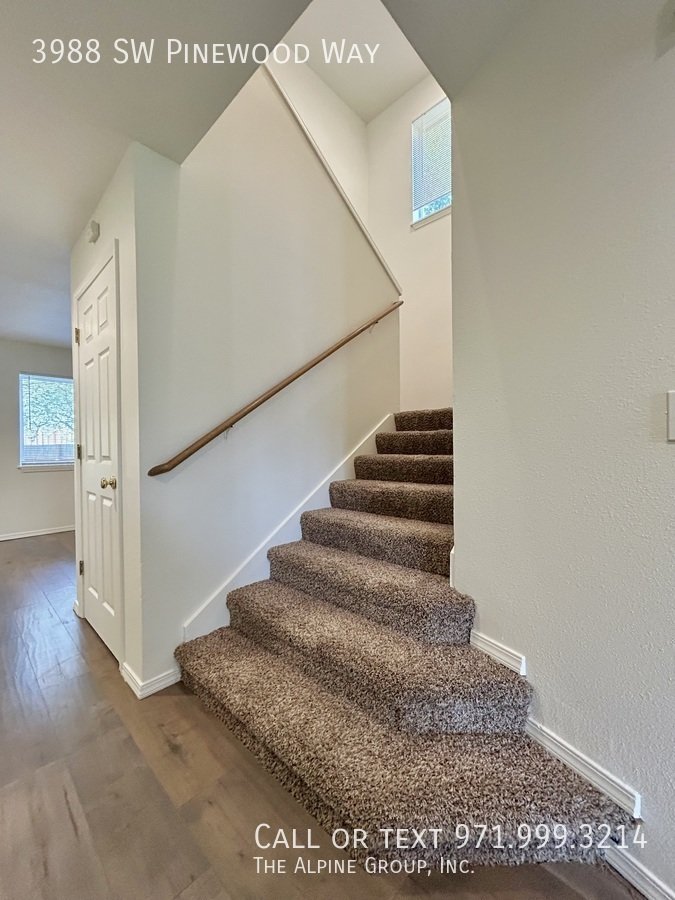 🔥3-Bedroom Gem — Hardwood Floors, Fireplace & Garage! property image